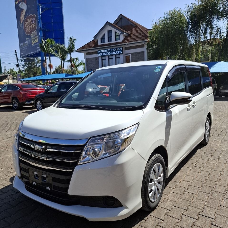 Toyota Noah 3